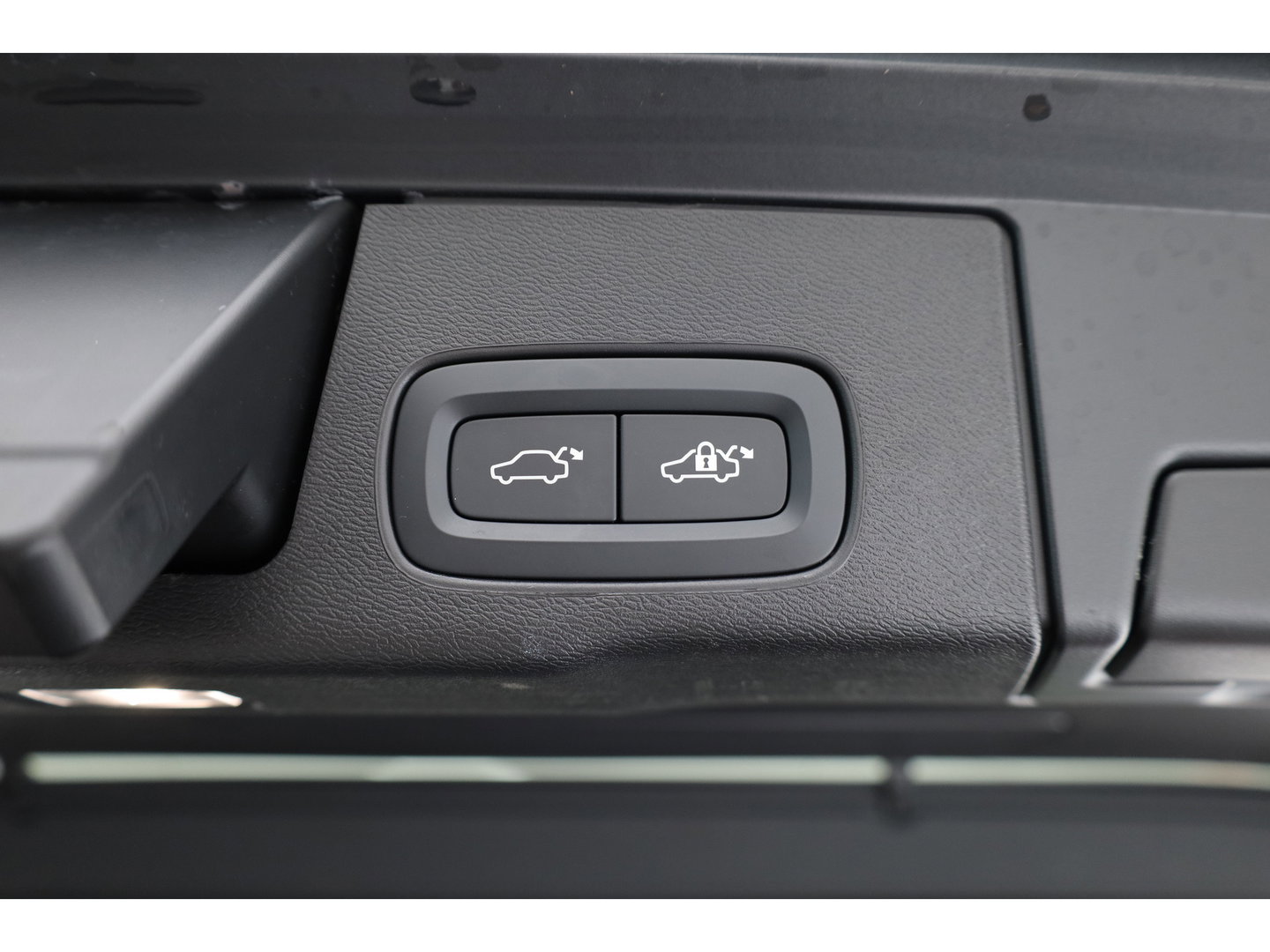 Volvo XC60 2.0 T6 Plug-in hybrid AWD Plus Dark | Pano-dak | Trekhaak | Adap. Cruise | 360 camera | Dodehoek (Blis)