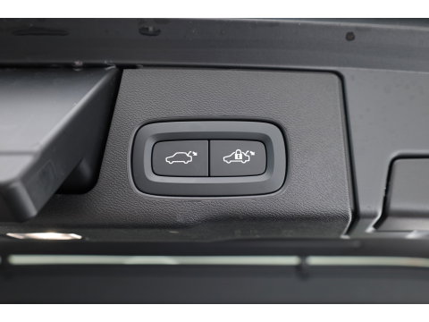 Volvo XC60 2.0 T6 Plug-in hybrid AWD Plus Dark | Pano-dak | Trekhaak | Adap. Cruise | 360 camera | Dodehoek (Blis)