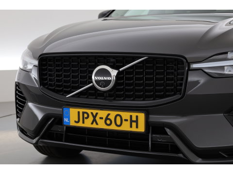 Volvo XC60 2.0 T6 Plug-in hybrid AWD Plus Dark | Pano-dak | Trekhaak | Adap. Cruise | 360 camera | Dodehoek (Blis)