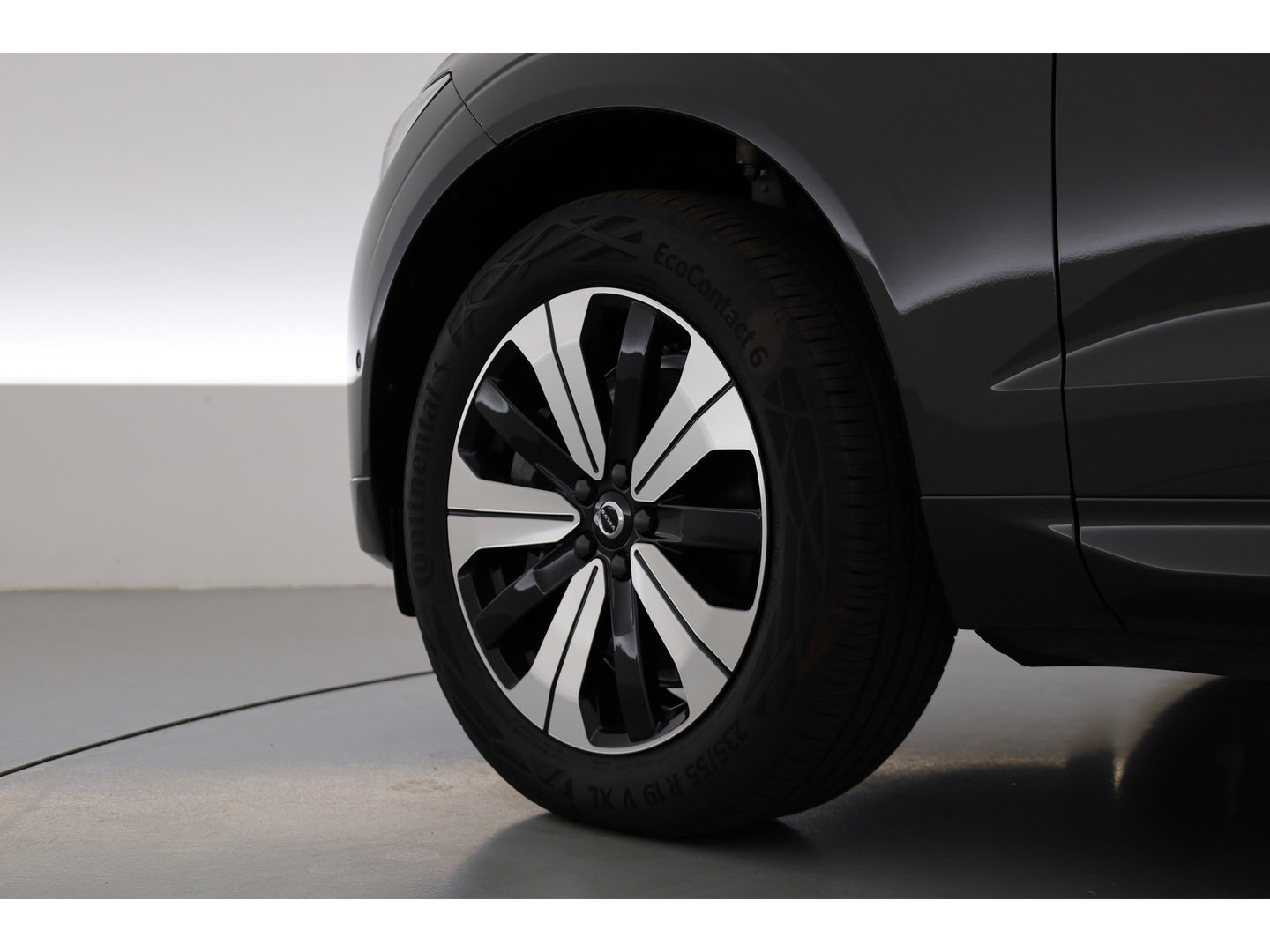 Volvo XC60 2.0 T6 Plug-in hybrid AWD Plus Dark | Pano-dak | Trekhaak | Adap. Cruise | 360 camera | Dodehoek (Blis)