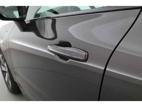 Volvo XC60 2.0 T6 Plug-in hybrid AWD Plus Dark | Pano-dak | Trekhaak | Adap. Cruise | 360 camera | Dodehoek (Blis)