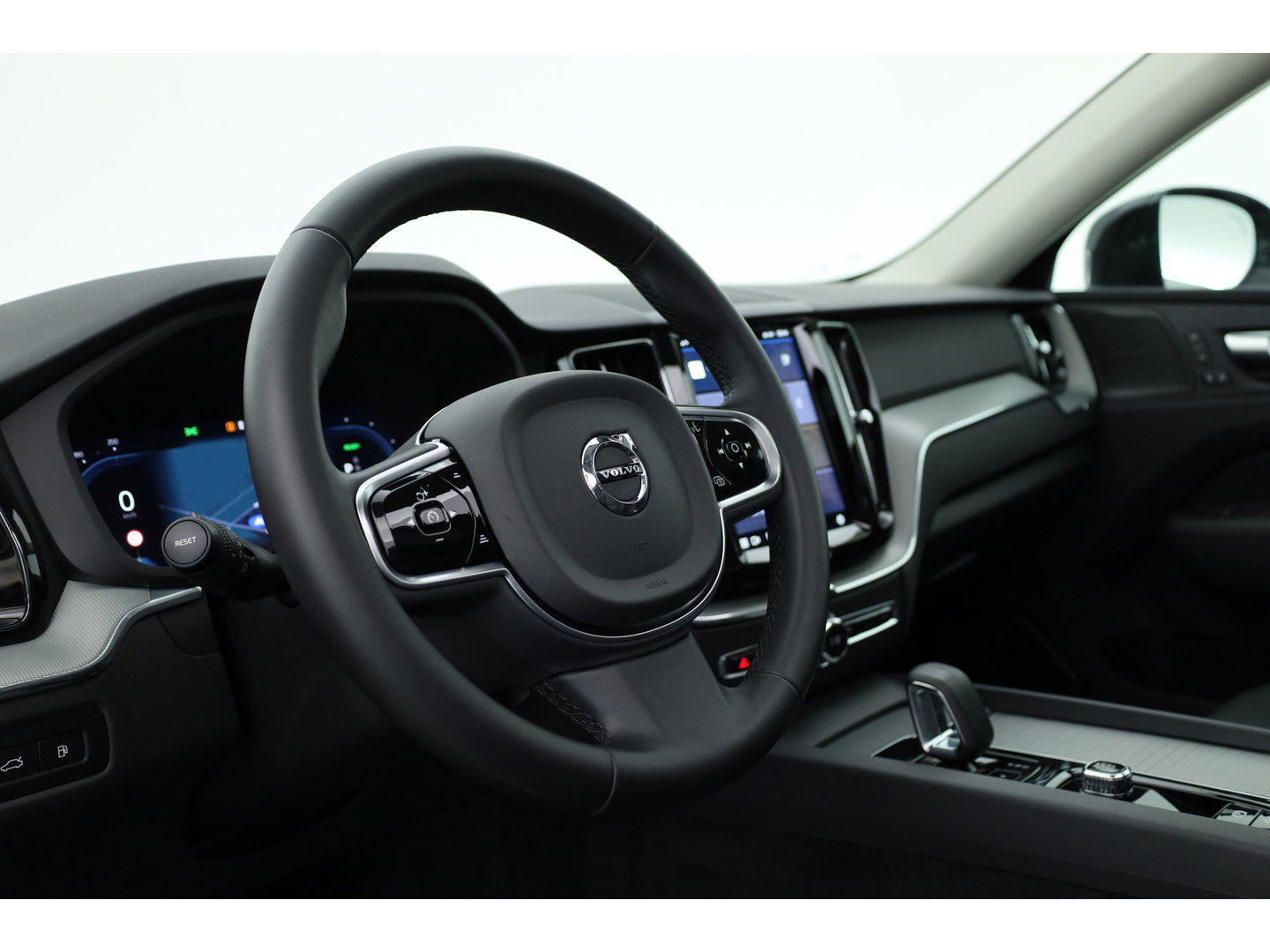 Volvo XC60 2.0 T6 Plug-in hybrid AWD Plus Dark | Pano-dak | Trekhaak | Adap. Cruise | 360 camera | Dodehoek (Blis)