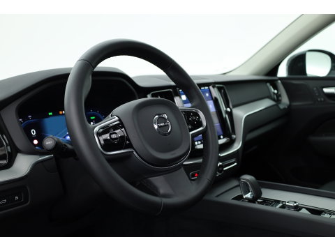 Volvo XC60 2.0 T6 Plug-in hybrid AWD Plus Dark | Pano-dak | Trekhaak | Adap. Cruise | 360 camera | Dodehoek (Blis)