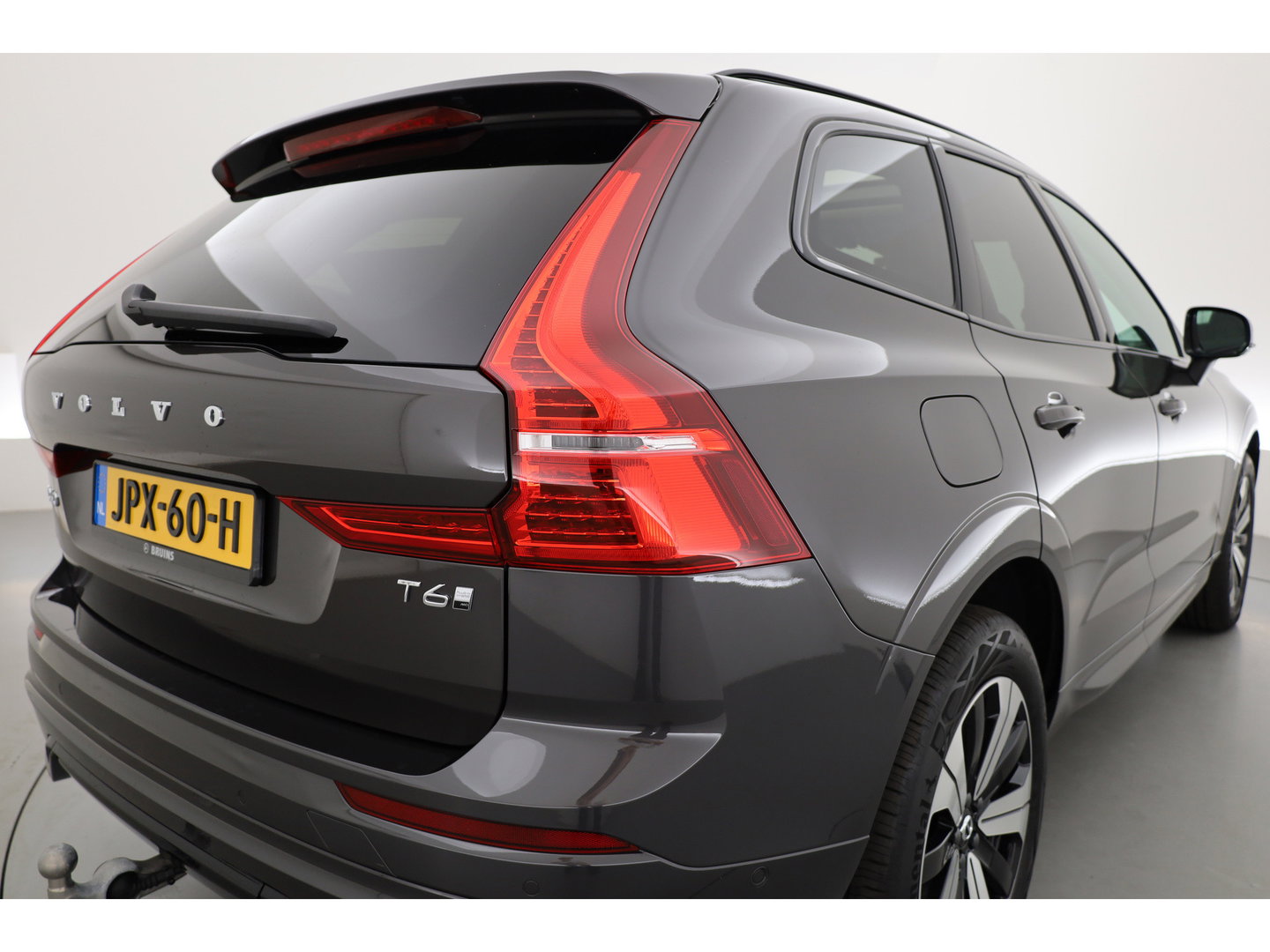 Volvo XC60 2.0 T6 Plug-in hybrid AWD Plus Dark | Pano-dak | Trekhaak | Adap. Cruise | 360 camera | Dodehoek (Blis)