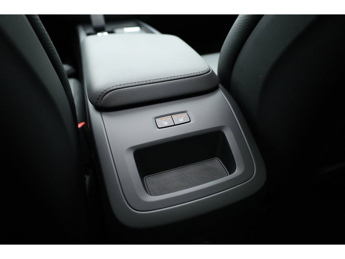 Volvo XC60 2.0 T6 Plug-in hybrid AWD Plus Dark | Pano-dak | Trekhaak | Adap. Cruise | 360 camera | Dodehoek (Blis)