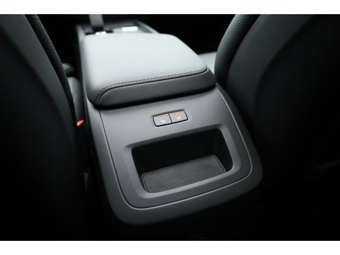 Volvo XC60 2.0 T6 Plug-in hybrid AWD Plus Dark | Pano-dak | Trekhaak | Adap. Cruise | 360 camera | Dodehoek (Blis)