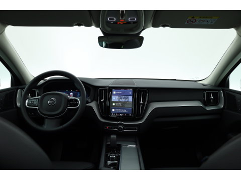 Volvo XC60 2.0 T6 Plug-in hybrid AWD Plus Dark | Pano-dak | Trekhaak | Adap. Cruise | 360 camera | Dodehoek (Blis)