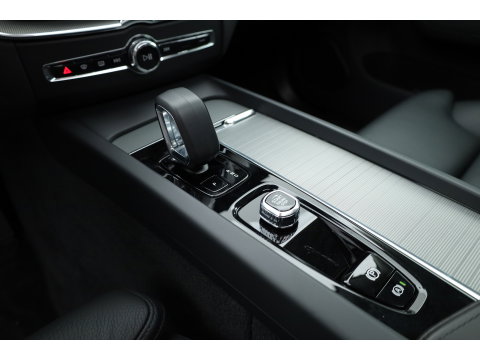 Volvo XC60 2.0 T6 Plug-in hybrid AWD Plus Dark | Pano-dak | Trekhaak | Adap. Cruise | 360 camera | Dodehoek (Blis)