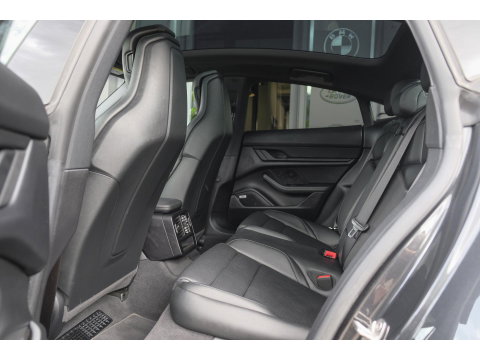 Porsche Taycan Performance Plus 476pk 93,4 kWh Panoramadak *BTW* Luchtvering Bose Comfortstoelen NLauto 1e Eigenaar