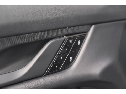 Porsche Taycan Performance Plus 476pk 93,4 kWh Panoramadak *BTW* Luchtvering Bose Comfortstoelen NLauto 1e Eigenaar
