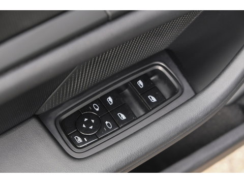Porsche Taycan Performance Plus 476pk 93,4 kWh Panoramadak *BTW* Luchtvering Bose Comfortstoelen NLauto 1e Eigenaar