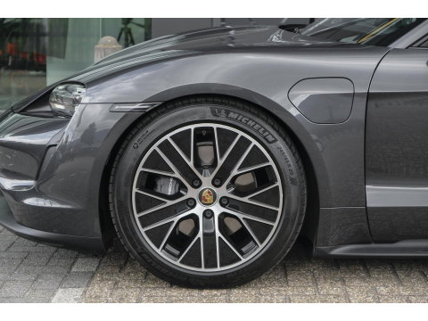 Porsche Taycan Performance Plus 476pk 93,4 kWh Panoramadak *BTW* Luchtvering Bose Comfortstoelen NLauto 1e Eigenaar