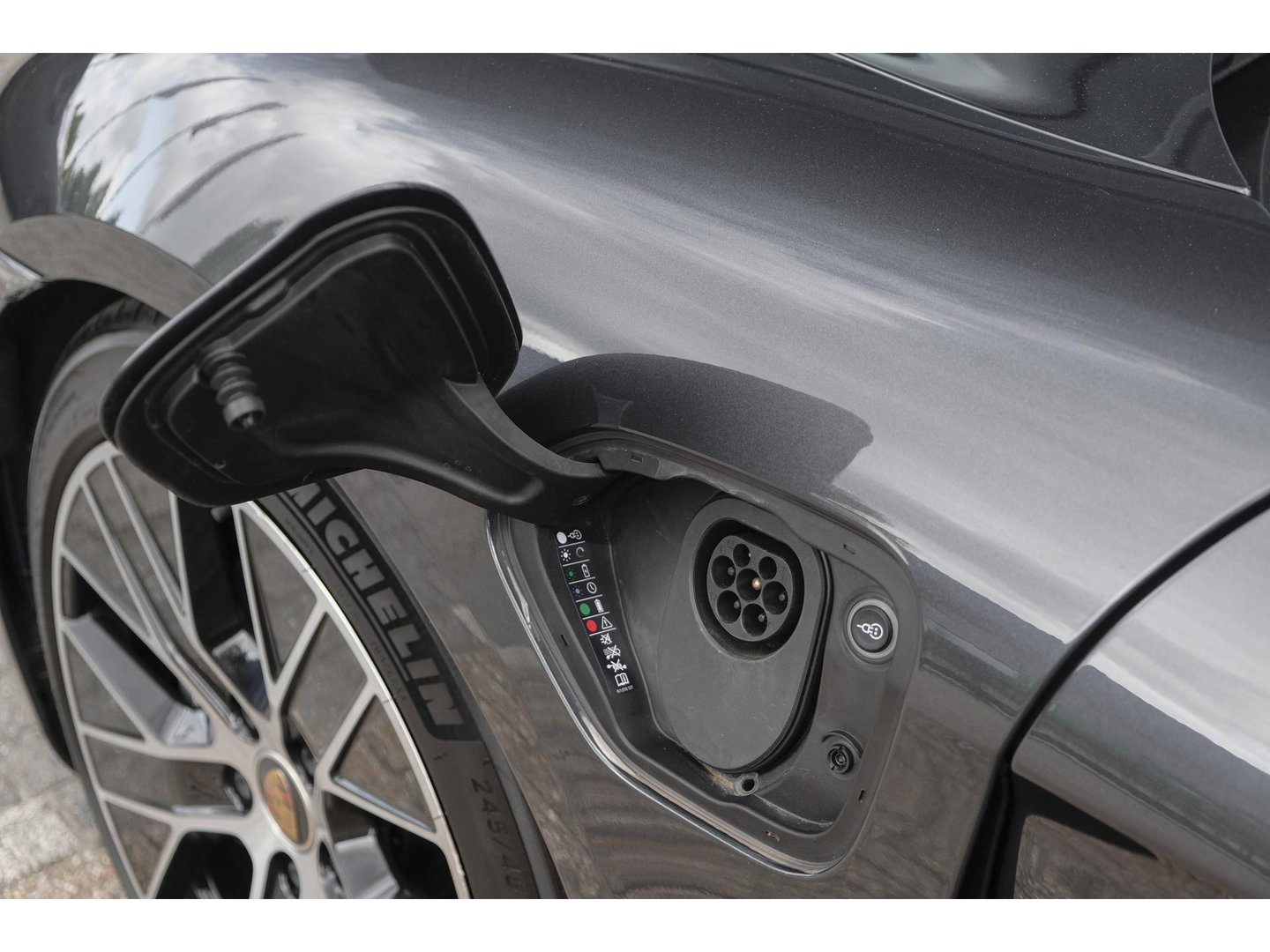 Porsche Taycan Performance Plus 476pk 93,4 kWh Panoramadak *BTW* Luchtvering Bose Comfortstoelen NLauto 1e Eigenaar