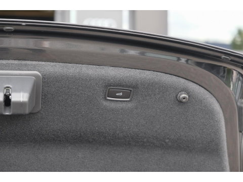 Porsche Taycan Performance Plus 476pk 93,4 kWh Panoramadak *BTW* Luchtvering Bose Comfortstoelen NLauto 1e Eigenaar