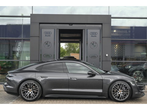 Porsche Taycan Performance Plus 476pk 93,4 kWh Panoramadak *BTW* Luchtvering Bose Comfortstoelen NLauto 1e Eigenaar