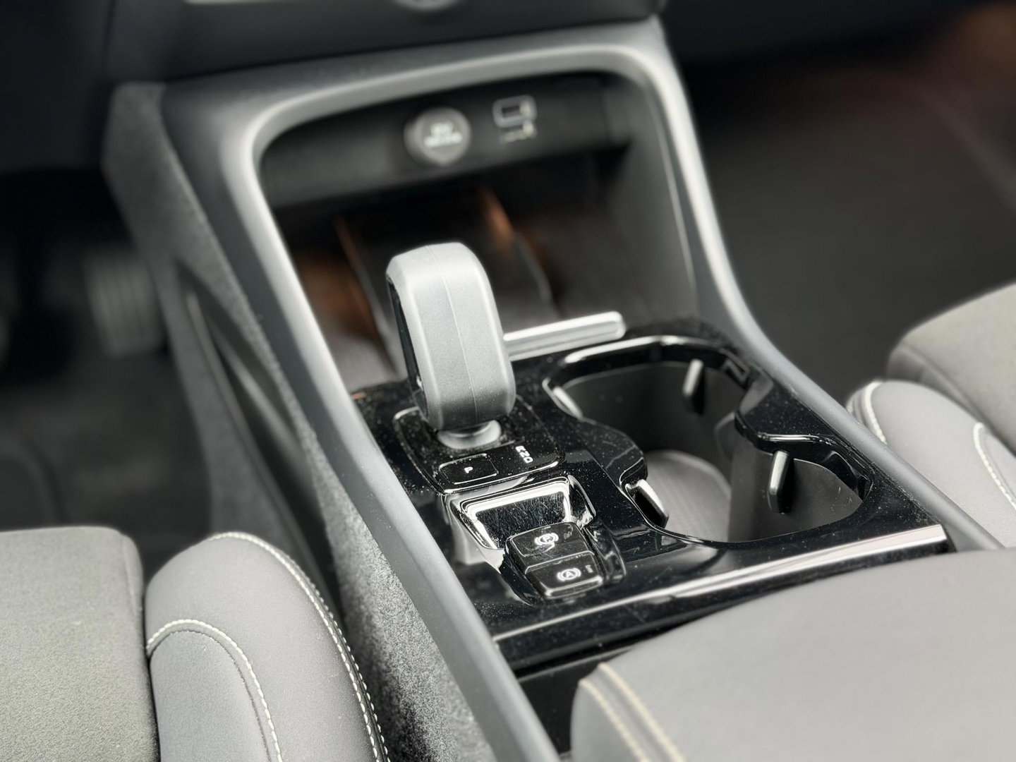 Volvo XC40 1.5 T4 Plug-in hybrid Ultimate Dark |Pano|H/K|360Cam|Memory|PilotAssit|Trekhaak|BLIS|ThunderGrey