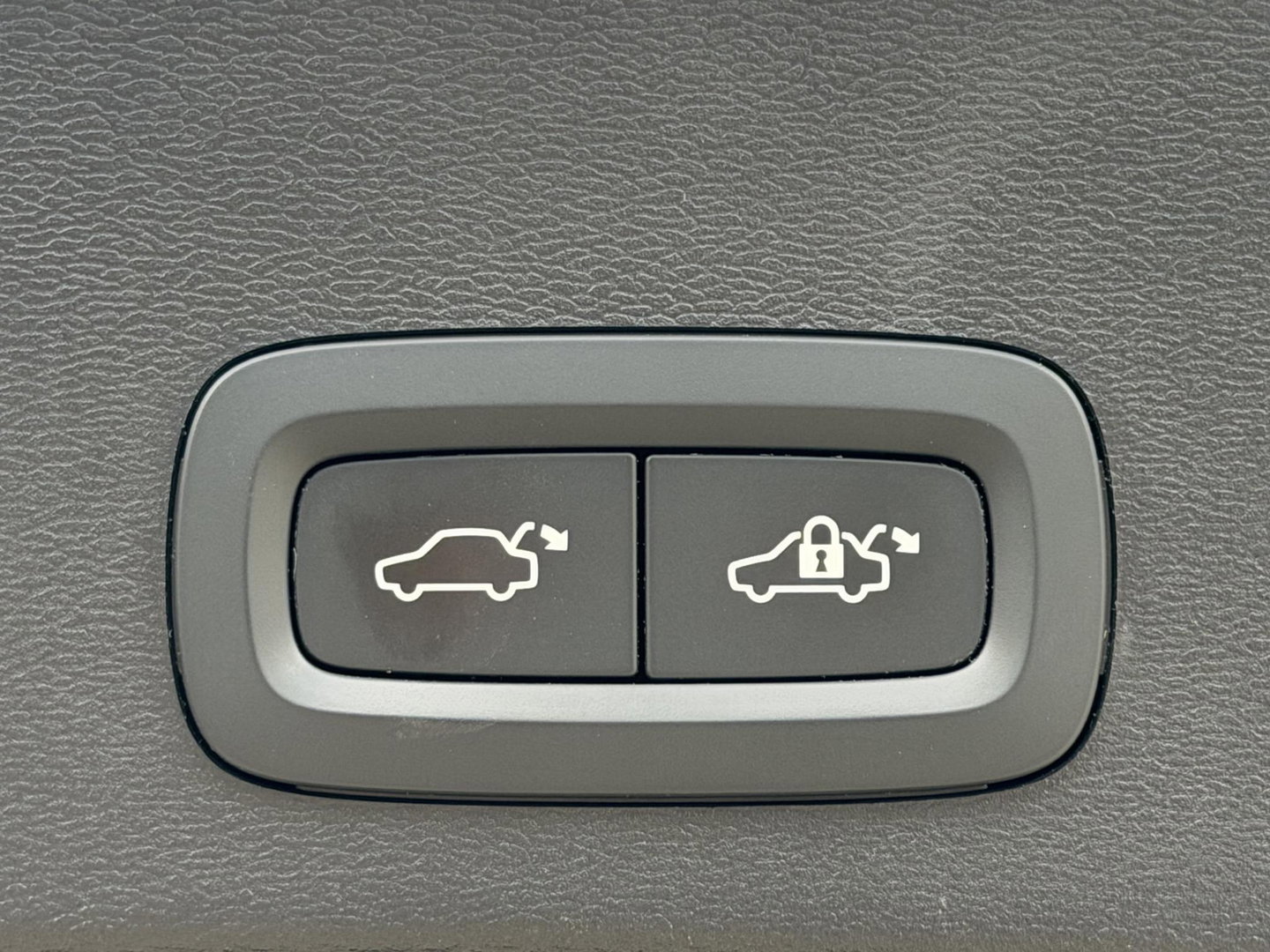Volvo XC40 1.5 T4 Plug-in hybrid Ultimate Dark |Pano|H/K|360Cam|Memory|PilotAssit|Trekhaak|BLIS|ThunderGrey