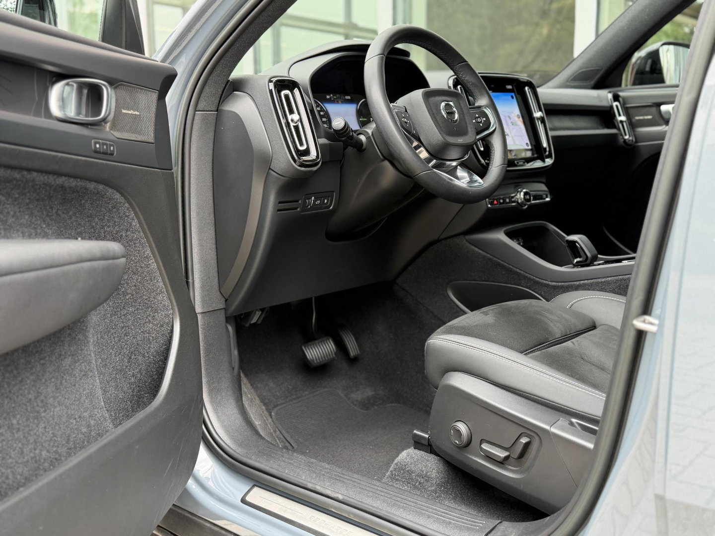 Volvo XC40 1.5 T4 Plug-in hybrid Ultimate Dark |Pano|H/K|360Cam|Memory|PilotAssit|Trekhaak|BLIS|ThunderGrey