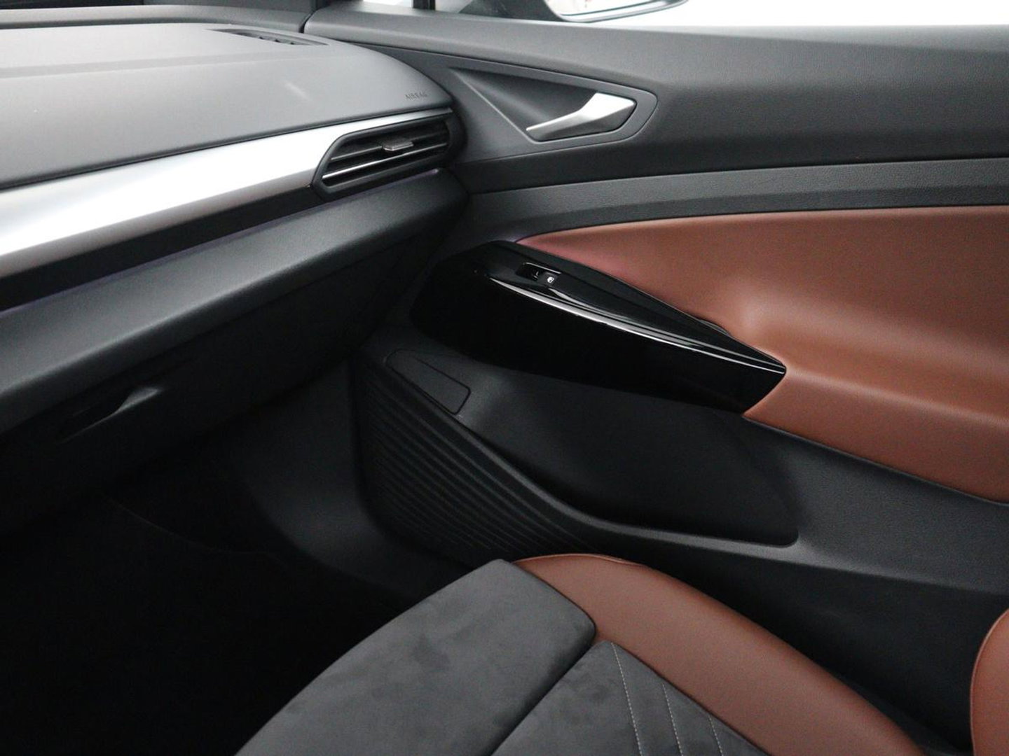Volkswagen ID.4 First Max 77 kWh | SOH 91,9% | Panoramadak | Leder/alcantara | Memory | Stuur/stoel verwarming | Adaptive cruise | 360 camera | Dodehoek detectie | Carplay | Sfeerverlichting |