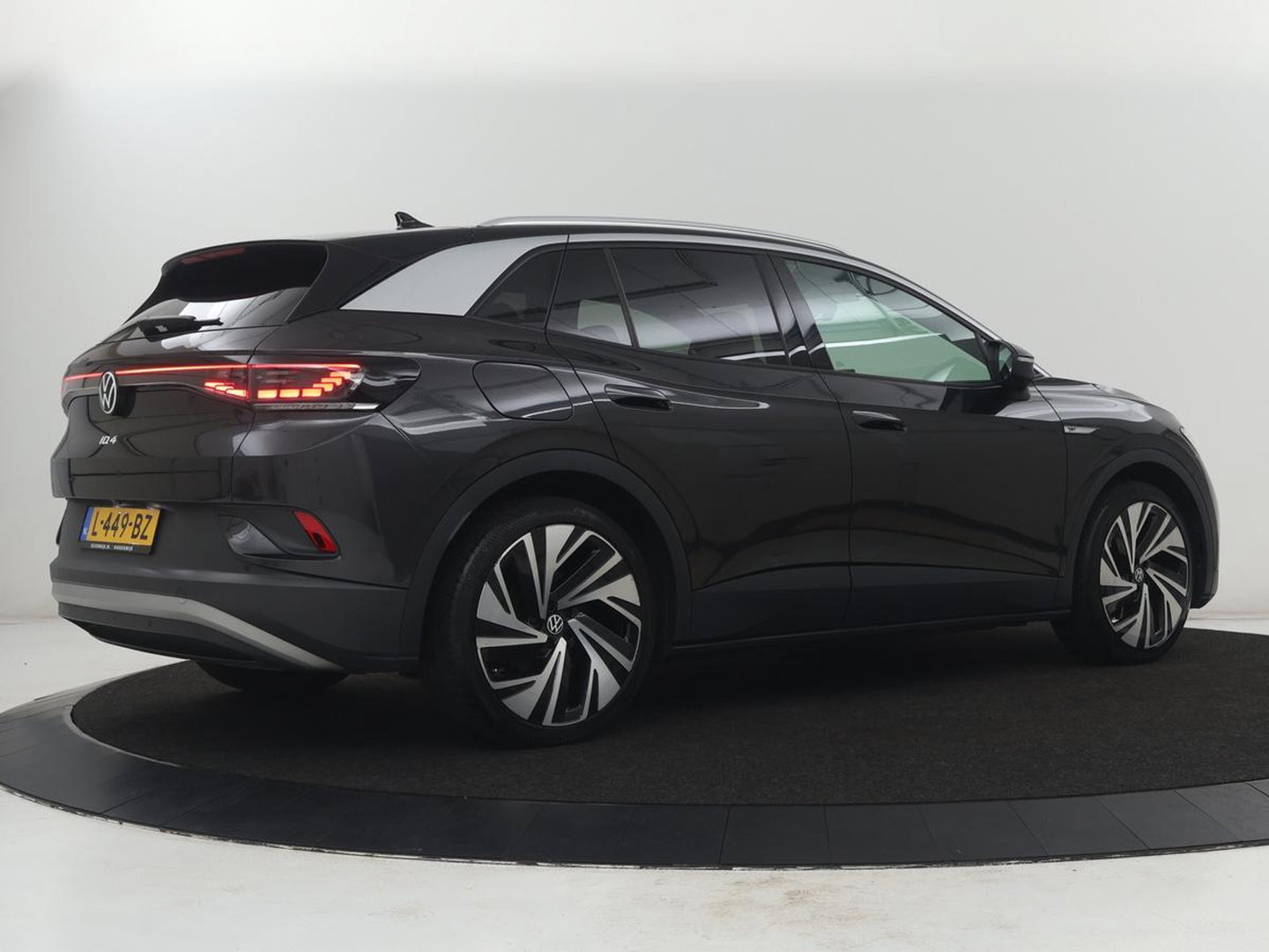 Volkswagen ID.4 First Max 77 kWh | SOH 91,9% | Panoramadak | Leder/alcantara | Memory | Stuur/stoel verwarming | Adaptive cruise | 360 camera | Dodehoek detectie | Carplay | Sfeerverlichting |