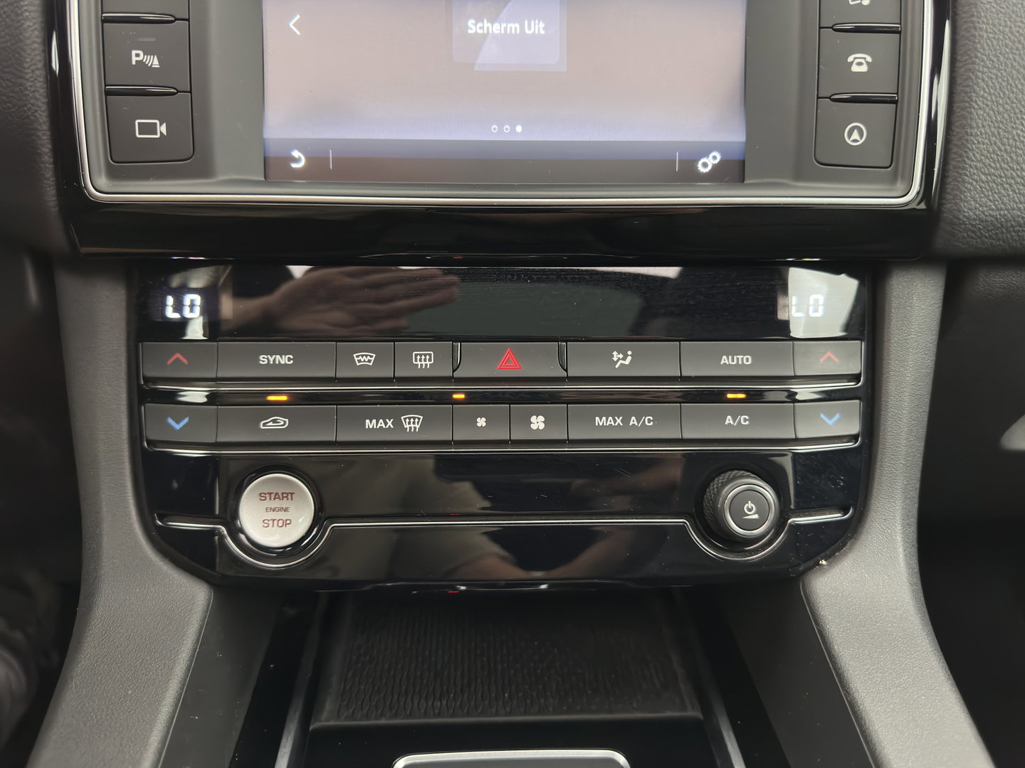 Jaguar F-Pace 2.0 Portfolio AWD 20d Aut. *PANO | LEATHER | XENON | DIGI-COCKPIT | MERIDIAN-SOUND | KEYLESS | CAMERA | HEATED-COMFORTSEATS | PRIVACY-GLASS | NAVI-FULLMAP | SHIFTPADDLES | ECC | PDC | CRUISE | TOWBAR | 19''ALU*
