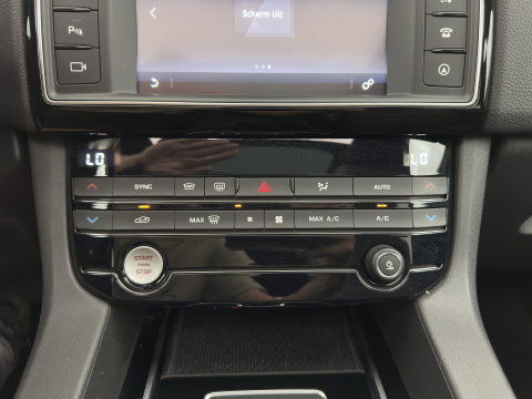 Jaguar F-Pace 2.0 Portfolio AWD 20d Aut. *PANO | LEATHER | XENON | DIGI-COCKPIT | MERIDIAN-SOUND | KEYLESS | CAMERA | HEATED-COMFORTSEATS | PRIVACY-GLASS | NAVI-FULLMAP | SHIFTPADDLES | ECC | PDC | CRUISE | TOWBAR | 19''ALU*