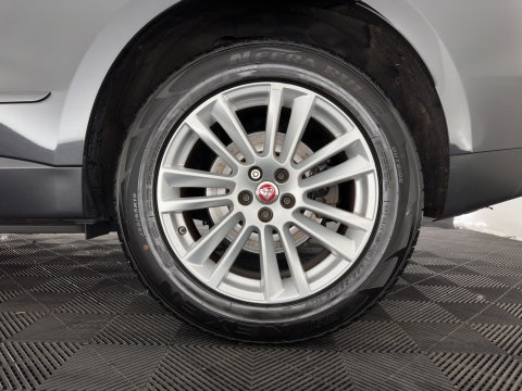 Jaguar F-Pace 2.0 Portfolio AWD 20d Aut. *PANO | LEATHER | XENON | DIGI-COCKPIT | MERIDIAN-SOUND | KEYLESS | CAMERA | HEATED-COMFORTSEATS | PRIVACY-GLASS | NAVI-FULLMAP | SHIFTPADDLES | ECC | PDC | CRUISE | TOWBAR | 19''ALU*