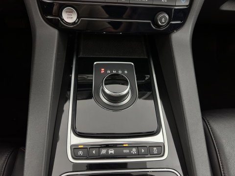 Jaguar F-Pace 2.0 Portfolio AWD 20d Aut. *PANO | LEATHER | XENON | DIGI-COCKPIT | MERIDIAN-SOUND | KEYLESS | CAMERA | HEATED-COMFORTSEATS | PRIVACY-GLASS | NAVI-FULLMAP | SHIFTPADDLES | ECC | PDC | CRUISE | TOWBAR | 19''ALU*