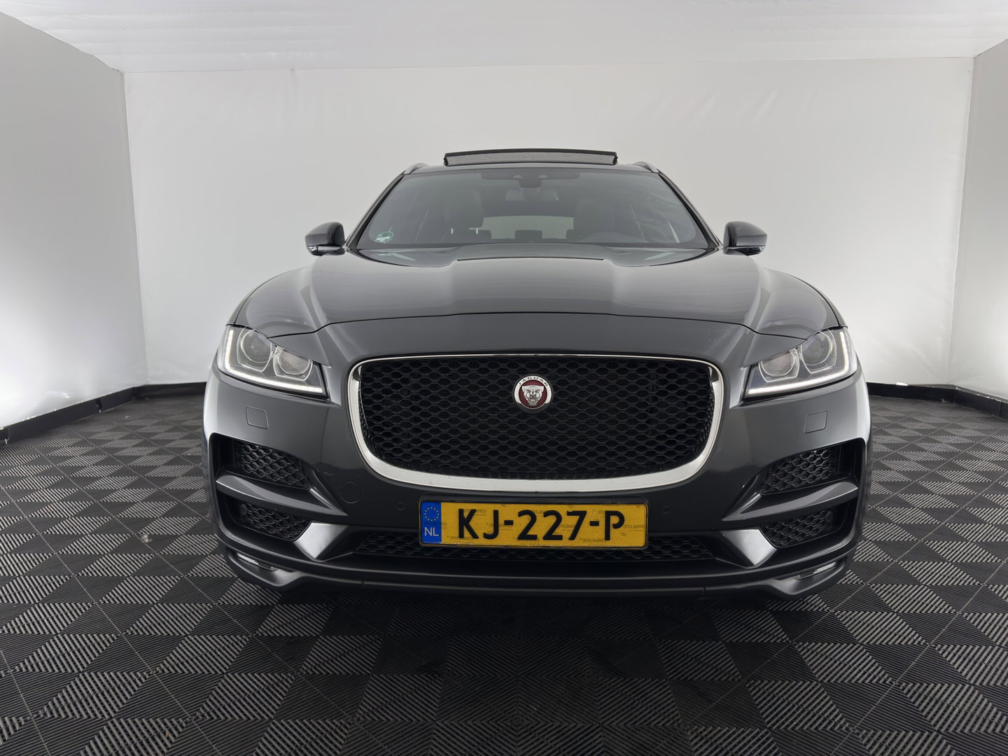 Jaguar F-Pace 2.0 Portfolio AWD 20d Aut. *PANO | LEATHER | XENON | DIGI-COCKPIT | MERIDIAN-SOUND | KEYLESS | CAMERA | HEATED-COMFORTSEATS | PRIVACY-GLASS | NAVI-FULLMAP | SHIFTPADDLES | ECC | PDC | CRUISE | TOWBAR | 19''ALU*