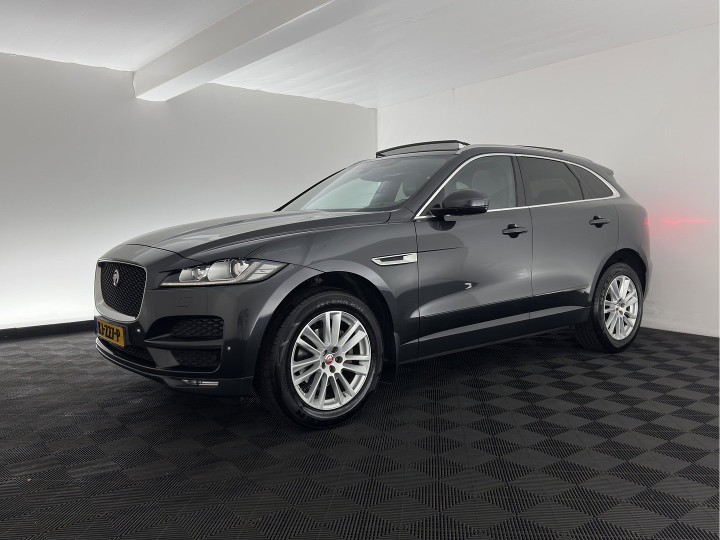 Jaguar F-Pace 2.0 Portfolio AWD 20d Aut. *PANO | LEATHER | XENON | DIGI-COCKPIT | MERIDIAN-SOUND | KEYLESS | CAMERA | HEATED-COMFORTSEATS | PRIVACY-GLASS | NAVI-FULLMAP | SHIFTPADDLES | ECC | PDC | CRUISE | TOWBAR | 19''ALU*