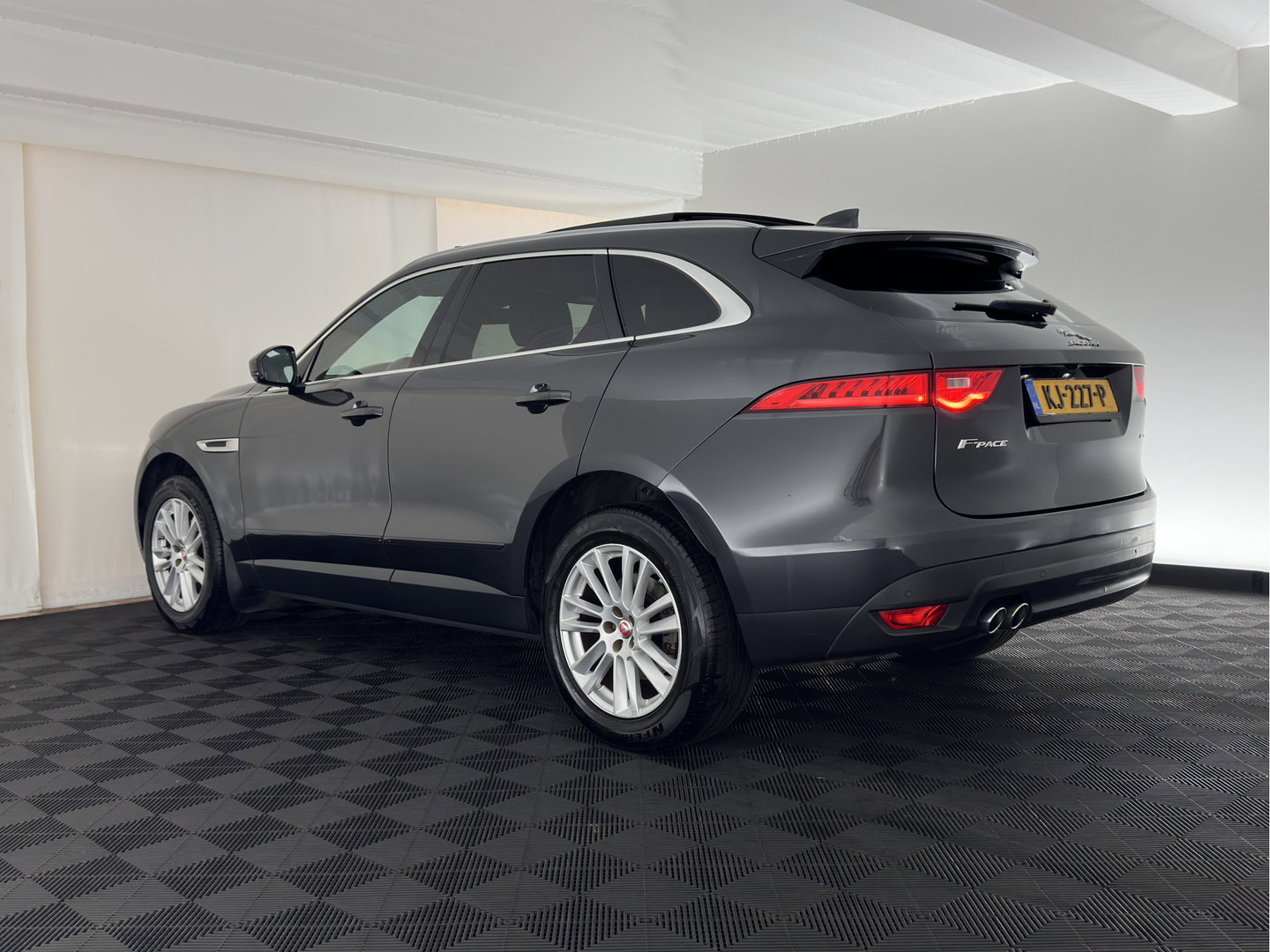 Jaguar F-Pace 2.0 Portfolio AWD 20d Aut. *PANO | LEATHER | XENON | DIGI-COCKPIT | MERIDIAN-SOUND | KEYLESS | CAMERA | HEATED-COMFORTSEATS | PRIVACY-GLASS | NAVI-FULLMAP | SHIFTPADDLES | ECC | PDC | CRUISE | TOWBAR | 19''ALU*