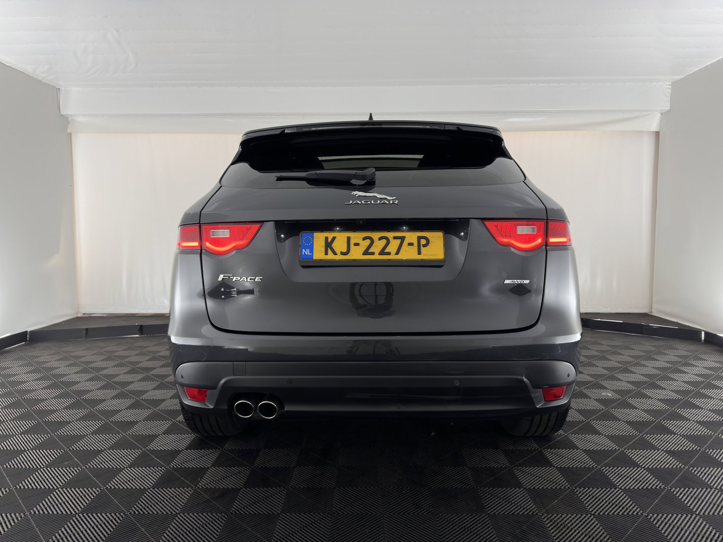 Jaguar F-Pace 2.0 Portfolio AWD 20d Aut. *PANO | LEATHER | XENON | DIGI-COCKPIT | MERIDIAN-SOUND | KEYLESS | CAMERA | HEATED-COMFORTSEATS | PRIVACY-GLASS | NAVI-FULLMAP | SHIFTPADDLES | ECC | PDC | CRUISE | TOWBAR | 19''ALU*