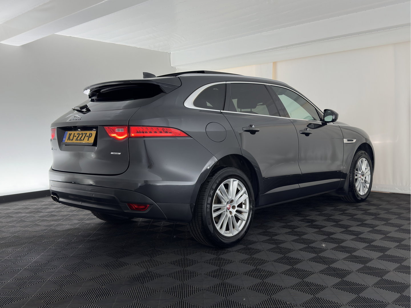 Jaguar F-Pace 2.0 Portfolio AWD 20d Aut. *PANO | LEATHER | XENON | DIGI-COCKPIT | MERIDIAN-SOUND | KEYLESS | CAMERA | HEATED-COMFORTSEATS | PRIVACY-GLASS | NAVI-FULLMAP | SHIFTPADDLES | ECC | PDC | CRUISE | TOWBAR | 19''ALU*