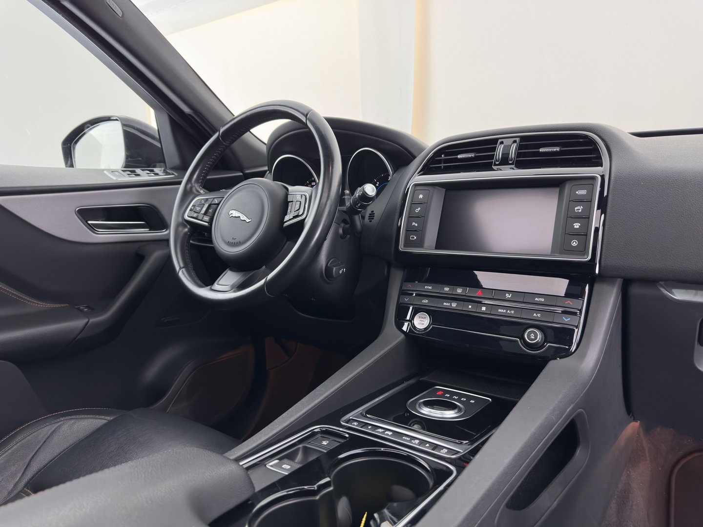 Jaguar F-Pace 2.0 Portfolio AWD 20d Aut. *PANO | LEATHER | XENON | DIGI-COCKPIT | MERIDIAN-SOUND | KEYLESS | CAMERA | HEATED-COMFORTSEATS | PRIVACY-GLASS | NAVI-FULLMAP | SHIFTPADDLES | ECC | PDC | CRUISE | TOWBAR | 19''ALU*