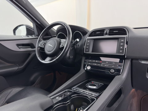 Jaguar F-Pace 2.0 Portfolio AWD 20d Aut. *PANO | LEATHER | XENON | DIGI-COCKPIT | MERIDIAN-SOUND | KEYLESS | CAMERA | HEATED-COMFORTSEATS | PRIVACY-GLASS | NAVI-FULLMAP | SHIFTPADDLES | ECC | PDC | CRUISE | TOWBAR | 19''ALU*