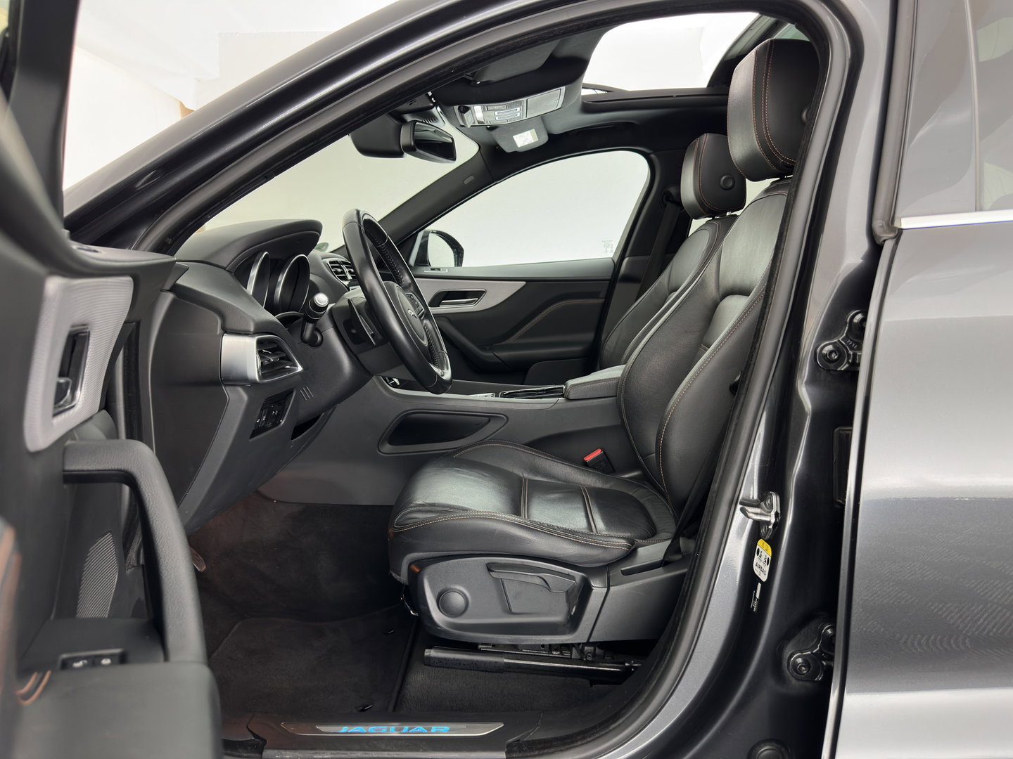 Jaguar F-Pace 2.0 Portfolio AWD 20d Aut. *PANO | LEATHER | XENON | DIGI-COCKPIT | MERIDIAN-SOUND | KEYLESS | CAMERA | HEATED-COMFORTSEATS | PRIVACY-GLASS | NAVI-FULLMAP | SHIFTPADDLES | ECC | PDC | CRUISE | TOWBAR | 19''ALU*