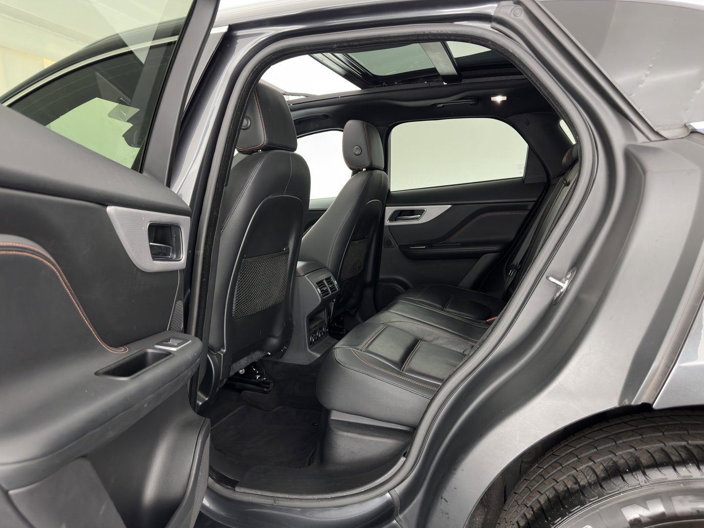 Jaguar F-Pace 2.0 Portfolio AWD 20d Aut. *PANO | LEATHER | XENON | DIGI-COCKPIT | MERIDIAN-SOUND | KEYLESS | CAMERA | HEATED-COMFORTSEATS | PRIVACY-GLASS | NAVI-FULLMAP | SHIFTPADDLES | ECC | PDC | CRUISE | TOWBAR | 19''ALU*