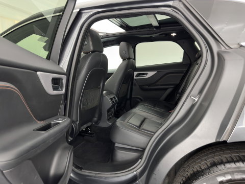 Jaguar F-Pace 2.0 Portfolio AWD 20d Aut. *PANO | LEATHER | XENON | DIGI-COCKPIT | MERIDIAN-SOUND | KEYLESS | CAMERA | HEATED-COMFORTSEATS | PRIVACY-GLASS | NAVI-FULLMAP | SHIFTPADDLES | ECC | PDC | CRUISE | TOWBAR | 19''ALU*