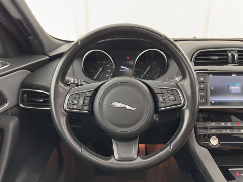 Jaguar F-Pace 2.0 Portfolio AWD 20d Aut. *PANO | LEATHER | XENON | DIGI-COCKPIT | MERIDIAN-SOUND | KEYLESS | CAMERA | HEATED-COMFORTSEATS | PRIVACY-GLASS | NAVI-FULLMAP | SHIFTPADDLES | ECC | PDC | CRUISE | TOWBAR | 19''ALU*