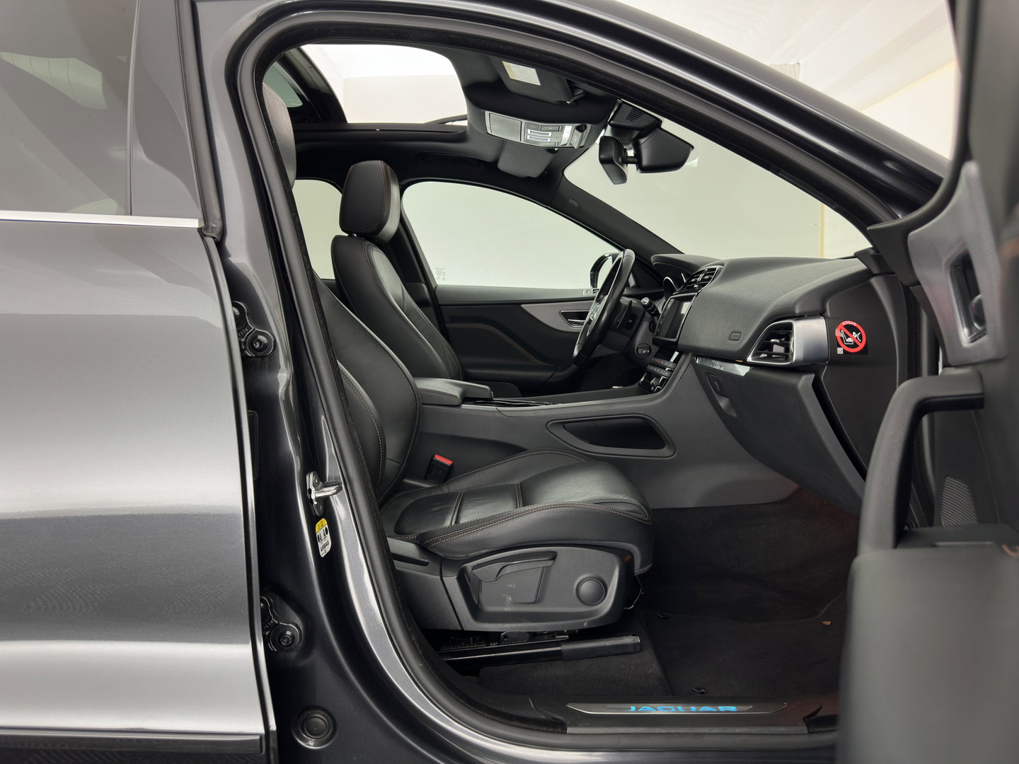 Jaguar F-Pace 2.0 Portfolio AWD 20d Aut. *PANO | LEATHER | XENON | DIGI-COCKPIT | MERIDIAN-SOUND | KEYLESS | CAMERA | HEATED-COMFORTSEATS | PRIVACY-GLASS | NAVI-FULLMAP | SHIFTPADDLES | ECC | PDC | CRUISE | TOWBAR | 19''ALU*