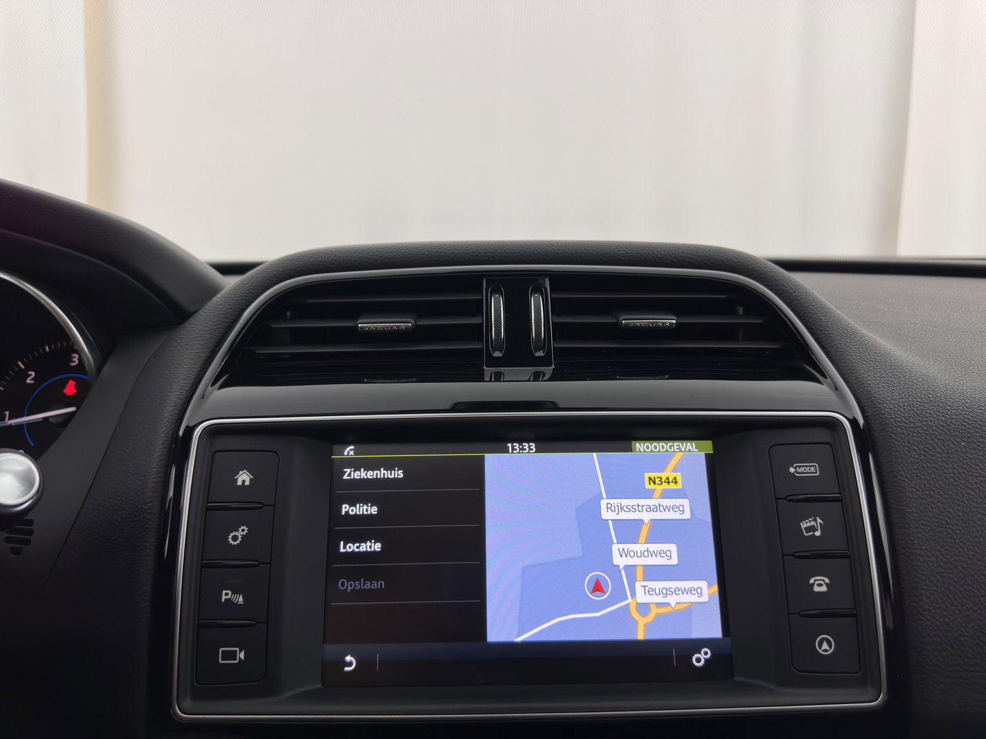 Jaguar F-Pace 2.0 Portfolio AWD 20d Aut. *PANO | LEATHER | XENON | DIGI-COCKPIT | MERIDIAN-SOUND | KEYLESS | CAMERA | HEATED-COMFORTSEATS | PRIVACY-GLASS | NAVI-FULLMAP | SHIFTPADDLES | ECC | PDC | CRUISE | TOWBAR | 19''ALU*
