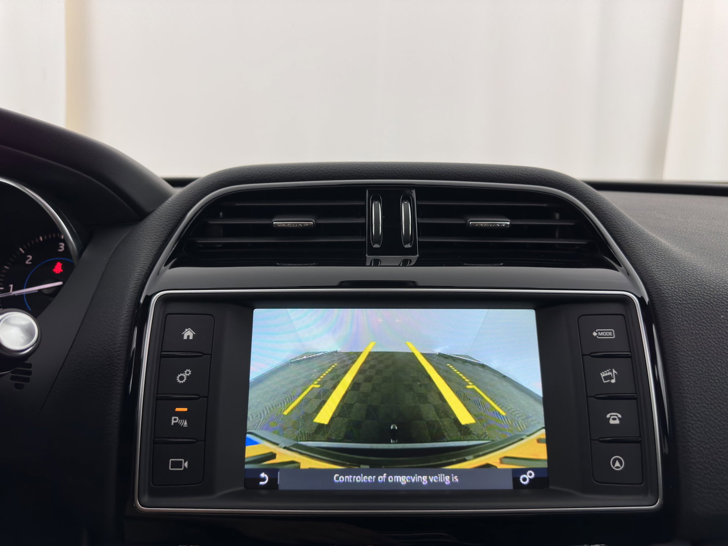 Jaguar F-Pace 2.0 Portfolio AWD 20d Aut. *PANO | LEATHER | XENON | DIGI-COCKPIT | MERIDIAN-SOUND | KEYLESS | CAMERA | HEATED-COMFORTSEATS | PRIVACY-GLASS | NAVI-FULLMAP | SHIFTPADDLES | ECC | PDC | CRUISE | TOWBAR | 19''ALU*