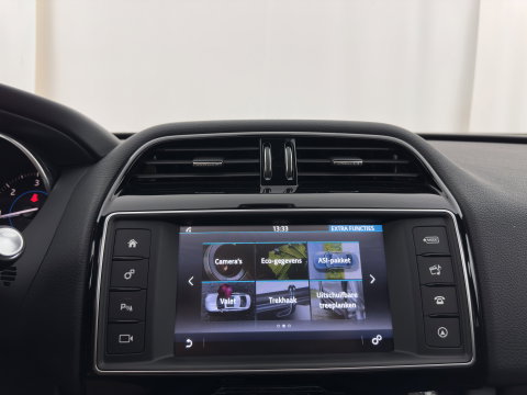 Jaguar F-Pace 2.0 Portfolio AWD 20d Aut. *PANO | LEATHER | XENON | DIGI-COCKPIT | MERIDIAN-SOUND | KEYLESS | CAMERA | HEATED-COMFORTSEATS | PRIVACY-GLASS | NAVI-FULLMAP | SHIFTPADDLES | ECC | PDC | CRUISE | TOWBAR | 19''ALU*