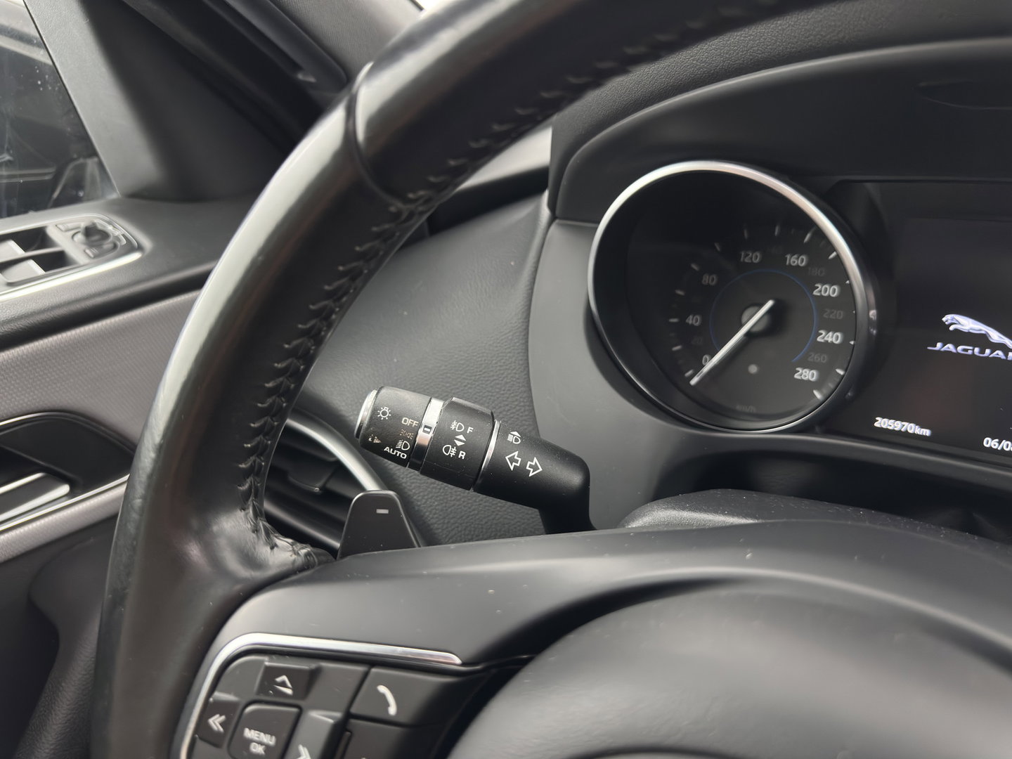 Jaguar F-Pace 2.0 Portfolio AWD 20d Aut. *PANO | LEATHER | XENON | DIGI-COCKPIT | MERIDIAN-SOUND | KEYLESS | CAMERA | HEATED-COMFORTSEATS | PRIVACY-GLASS | NAVI-FULLMAP | SHIFTPADDLES | ECC | PDC | CRUISE | TOWBAR | 19''ALU*