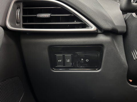 Jaguar F-Pace 2.0 Portfolio AWD 20d Aut. *PANO | LEATHER | XENON | DIGI-COCKPIT | MERIDIAN-SOUND | KEYLESS | CAMERA | HEATED-COMFORTSEATS | PRIVACY-GLASS | NAVI-FULLMAP | SHIFTPADDLES | ECC | PDC | CRUISE | TOWBAR | 19''ALU*