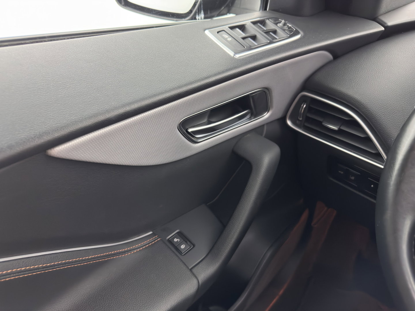 Jaguar F-Pace 2.0 Portfolio AWD 20d Aut. *PANO | LEATHER | XENON | DIGI-COCKPIT | MERIDIAN-SOUND | KEYLESS | CAMERA | HEATED-COMFORTSEATS | PRIVACY-GLASS | NAVI-FULLMAP | SHIFTPADDLES | ECC | PDC | CRUISE | TOWBAR | 19''ALU*