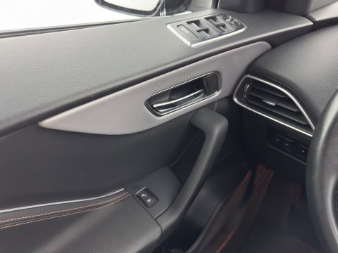 Jaguar F-Pace 2.0 Portfolio AWD 20d Aut. *PANO | LEATHER | XENON | DIGI-COCKPIT | MERIDIAN-SOUND | KEYLESS | CAMERA | HEATED-COMFORTSEATS | PRIVACY-GLASS | NAVI-FULLMAP | SHIFTPADDLES | ECC | PDC | CRUISE | TOWBAR | 19''ALU*