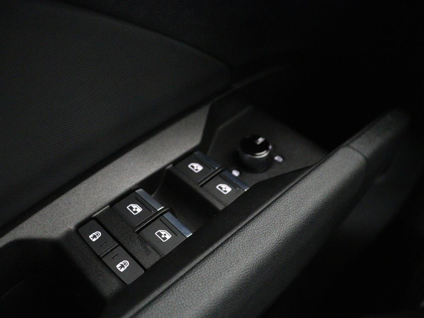 Audi Q4 e-tron 40 Launch edition S Competition 77 kWh | SOH 92,1% | Half leder | Stoelverwarming | Carplay | Adaptive cruise | Climate control | Camera | Park assist | Trekhaak