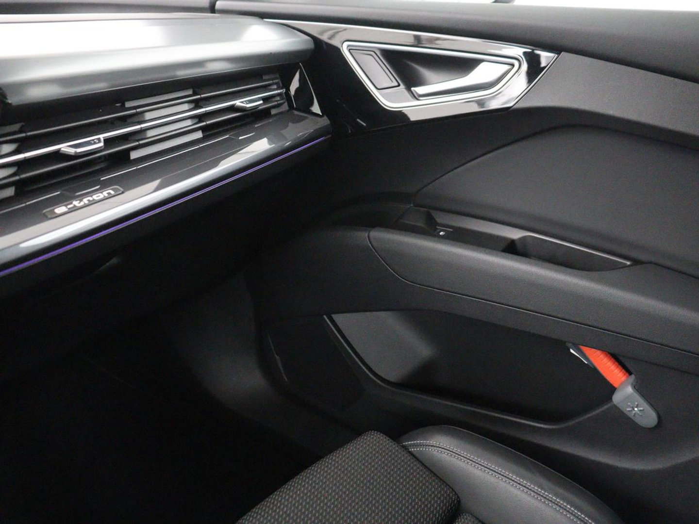 Audi Q4 e-tron 40 Launch edition S Competition 77 kWh | SOH 92,1% | Half leder | Stoelverwarming | Carplay | Adaptive cruise | Climate control | Camera | Park assist | Trekhaak