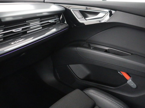 Audi Q4 e-tron 40 Launch edition S Competition 77 kWh | SOH 92,1% | Half leder | Stoelverwarming | Carplay | Adaptive cruise | Climate control | Camera | Park assist | Trekhaak